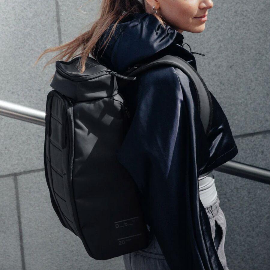 Db Hugger 20L Backpack Black Out