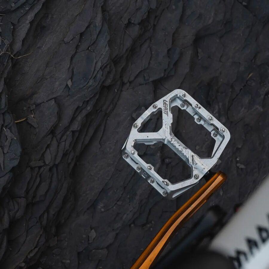Leatt All Mountain 6.0 Flat Pedal Silver